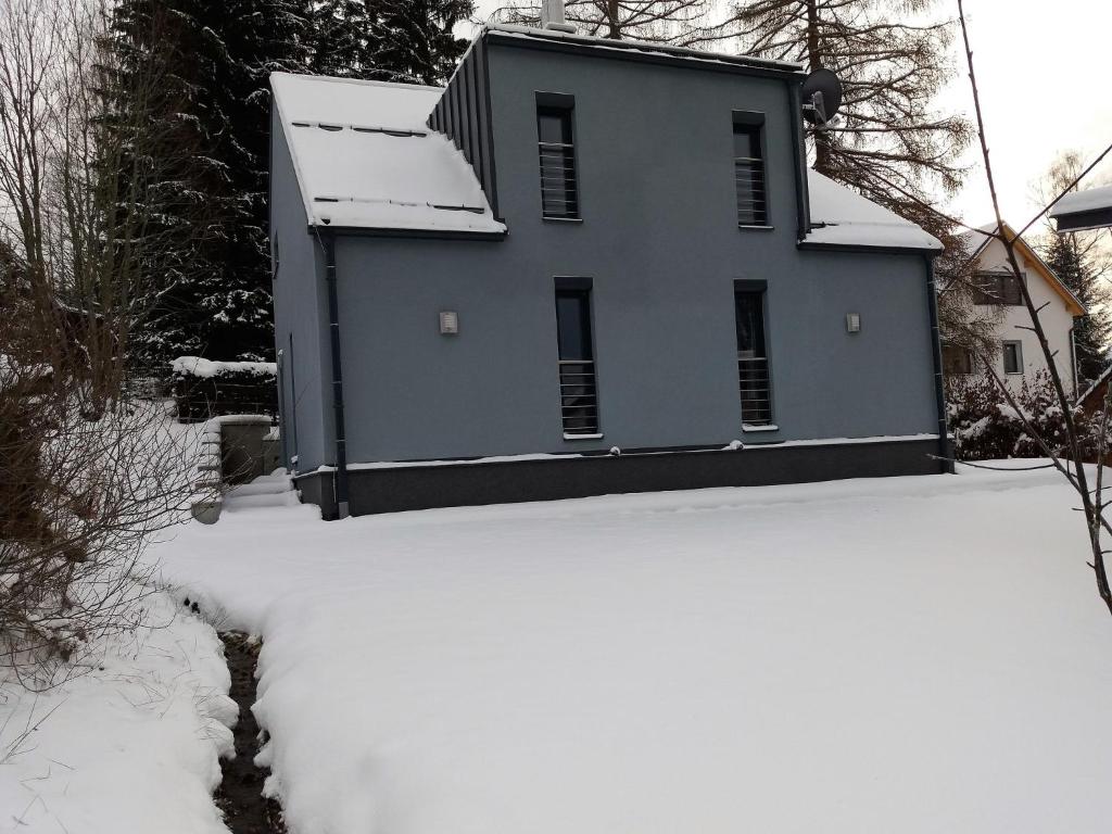 ein Haus ist mit Schnee bedeckt in der Unterkunft Quaint Holiday Home in elezn Ruda near Ski Area in Železná Ruda