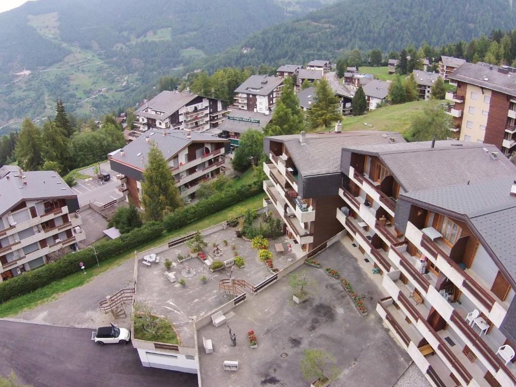 een luchtzicht op een stad met gebouwen en een binnenplaats bij Apartment only approx 60m from the ski lift in La Tzoumaz