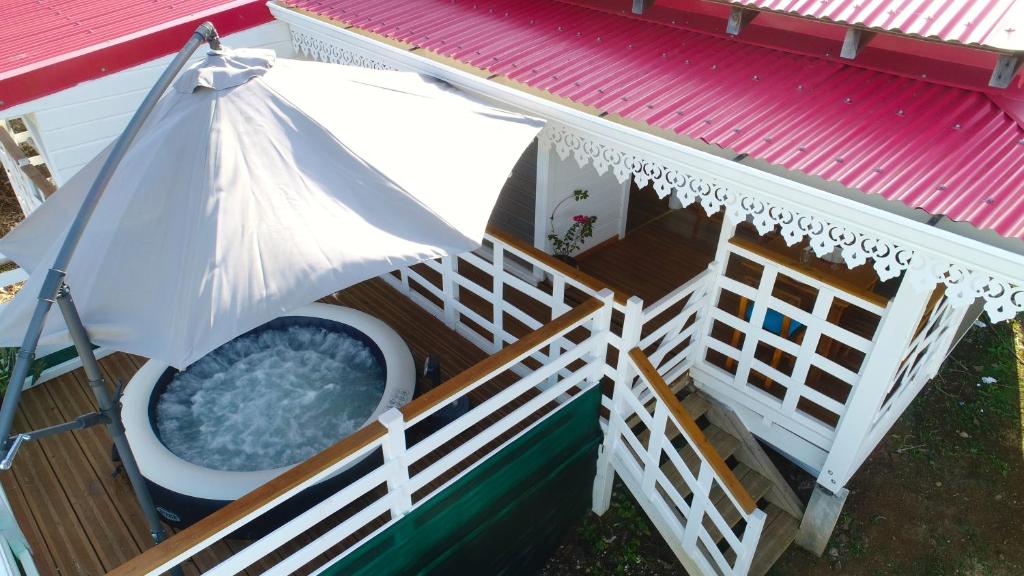 巴葉馬霍的住宿－Ba Bap Lodge，享有带热水浴池的狗屋的顶部景致
