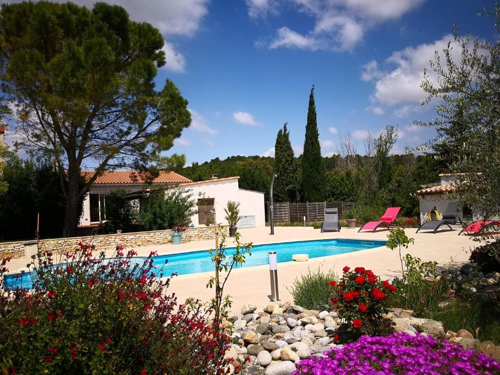 Afbeelding uit fotogalerij van Villa with pool in L zignan Corbi res in Lézignan-Corbières