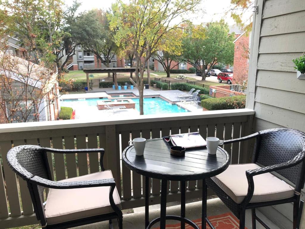 ORange Venue Apartment Pool view, King bed & Car garage, Irving