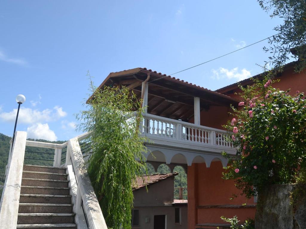 una scala che conduce a una casa con balcone di Belvilla by OYO Fiore in testa a Testico