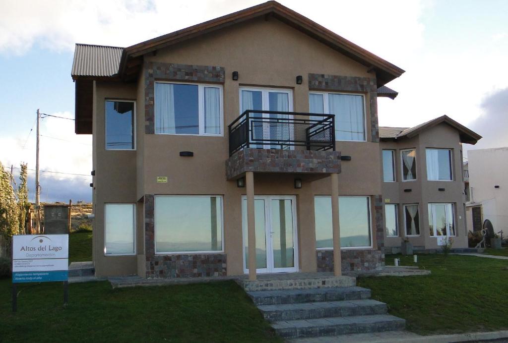 una casa con balcón en la parte superior en Altos del Lago departamentos en El Calafate