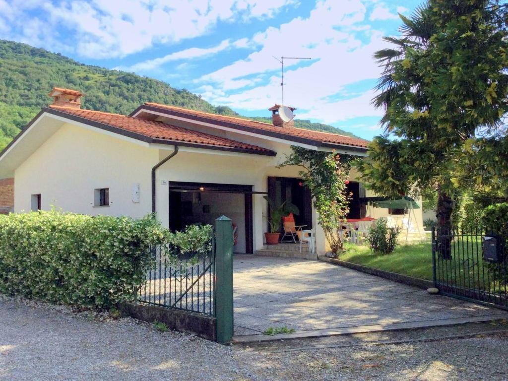 una casa bianca con una recinzione di fronte di Belvilla by OYO Casa Travesio a Travesio