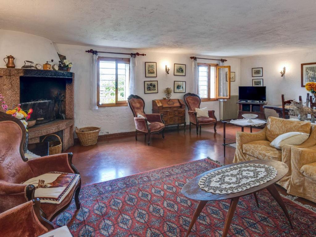 salon z meblami i kominkiem w obiekcie Cottage in Crespano with River Rafting w mieście Crespano del Grappa