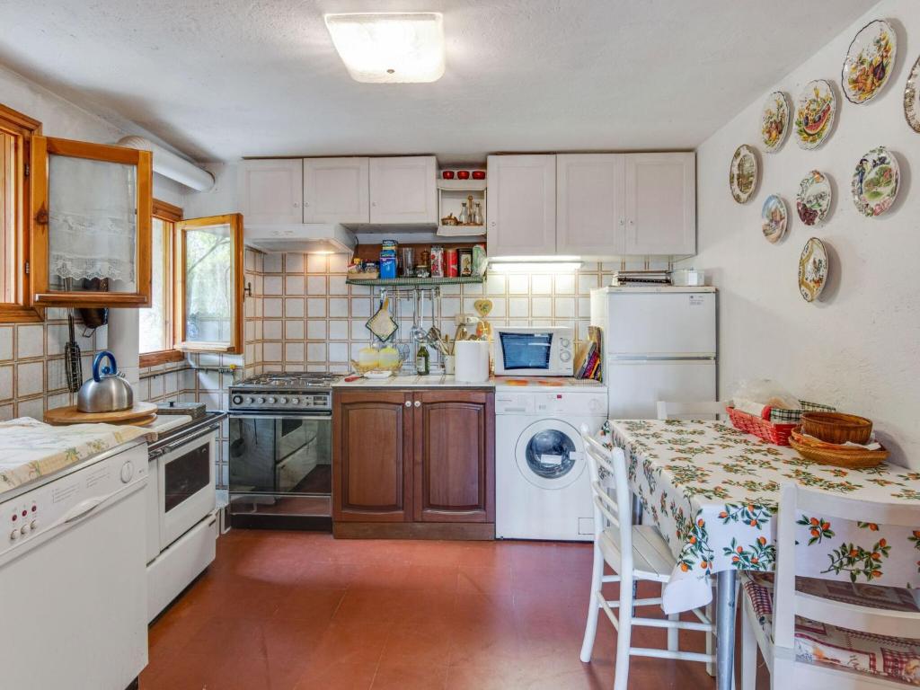 Kuchnia lub aneks kuchenny w obiekcie Cottage in Crespano with River Rafting
