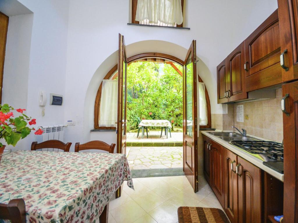 Cucina o angolo cottura di Apartment in a country house but near the centre of Sorrento
