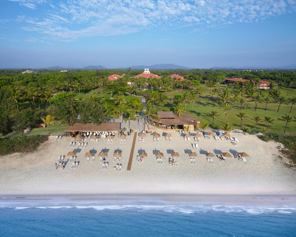 una vista aérea de una playa con sillas y sombrillas en Caravela Beach Resort, en Varca