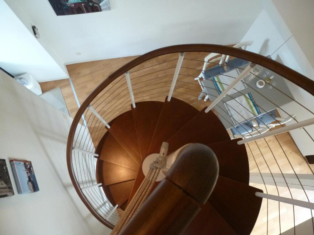 a spiral staircase in a house with a wooden spiral at Likedeeler Am Stadthafen in Lübeck