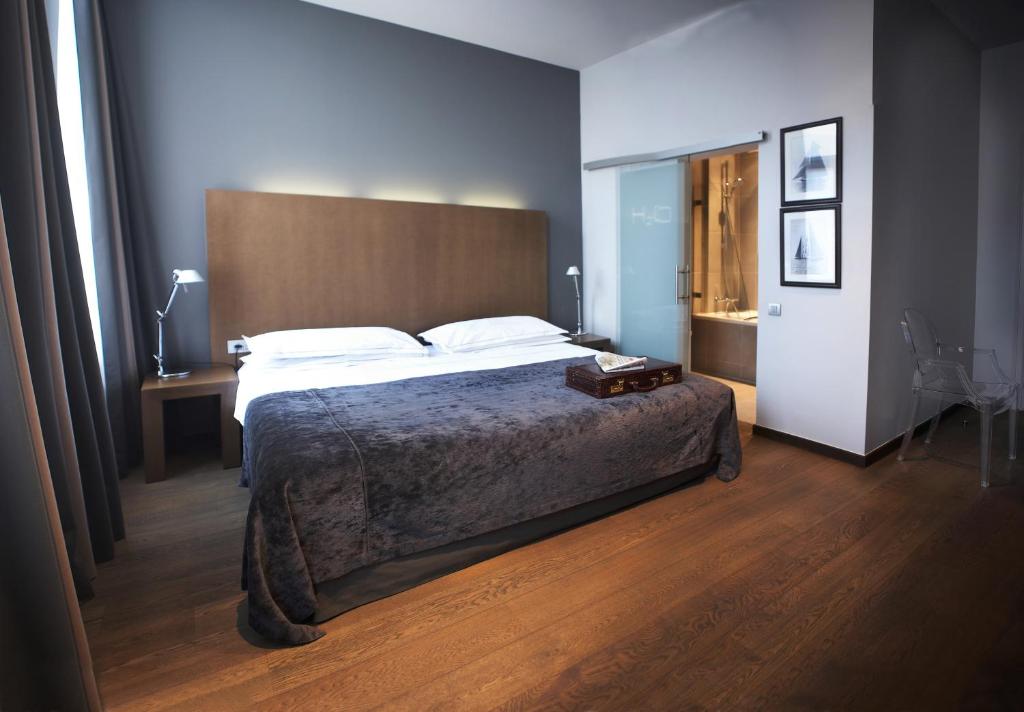 a bedroom with a bed and a desk at Hotel Domus in Boom