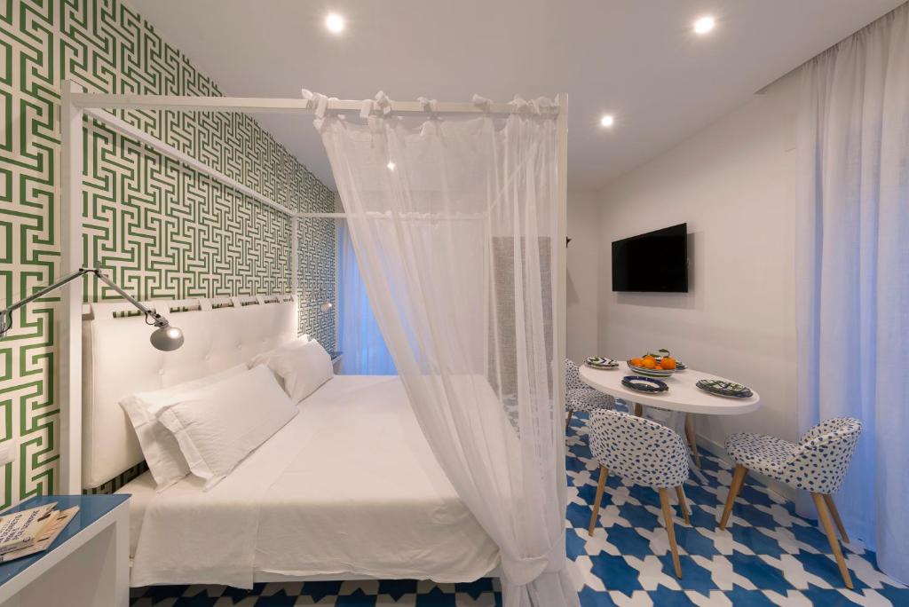 Posteľ alebo postele v izbe v ubytovaní Luxury&Romantic Apartment with Balcony in Sorrento