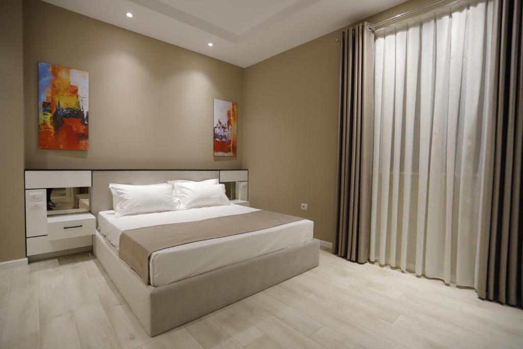 Postel nebo postele na pokoji v ubytování Admiral Hotel