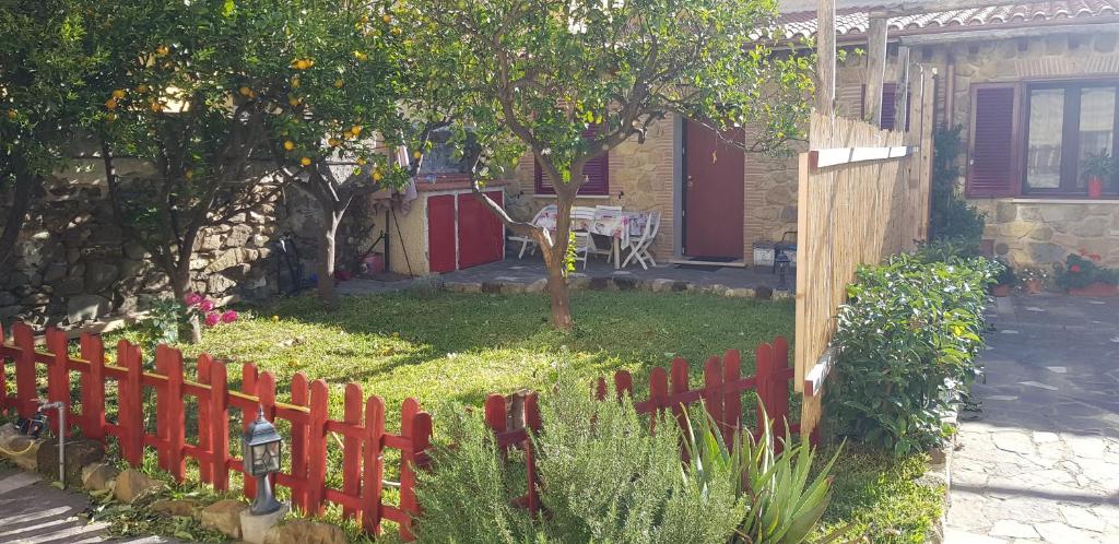 ein roter Zaun vor einem Haus in der Unterkunft casa gabri in Santa Marinella