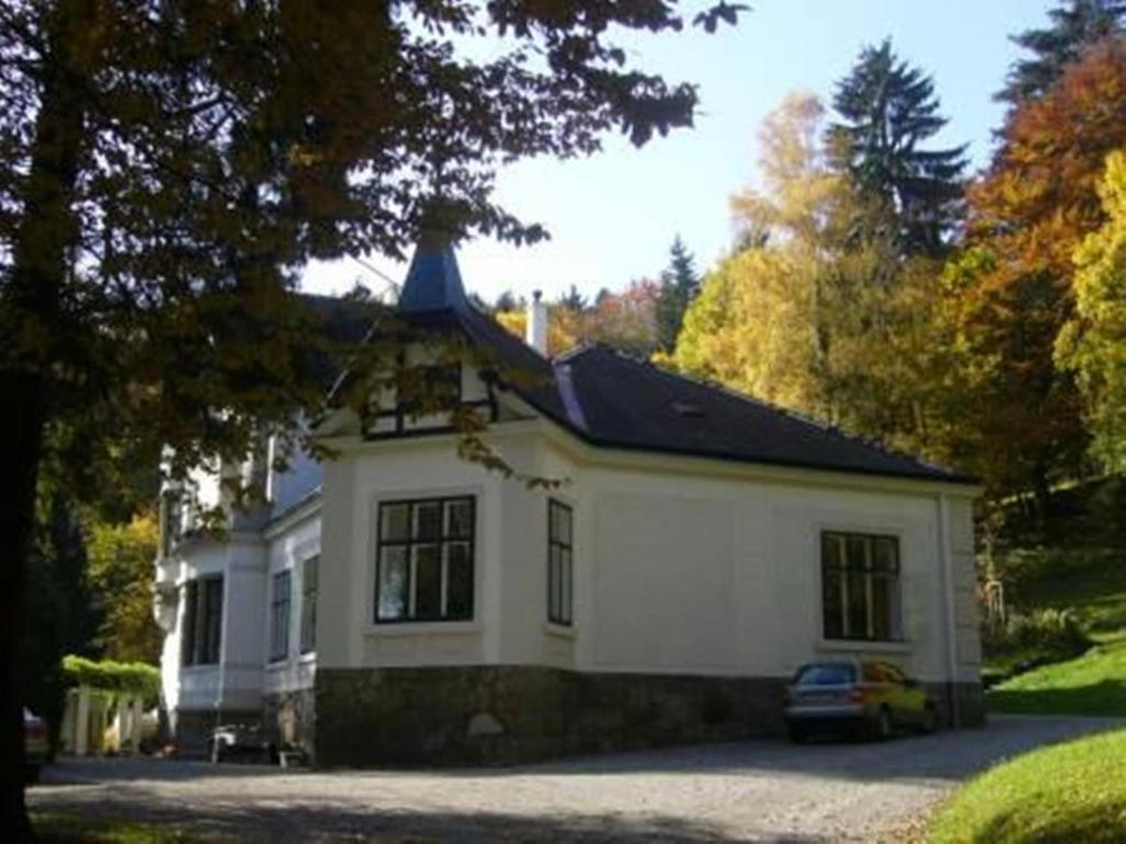 una pequeña casa blanca con techo azul en Villa Eisenwerk en Wilhelmsburg