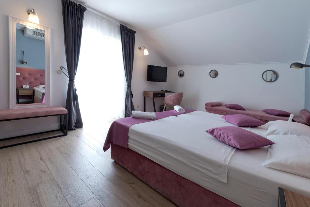 Postel nebo postele na pokoji v ubytování Hotel Perla