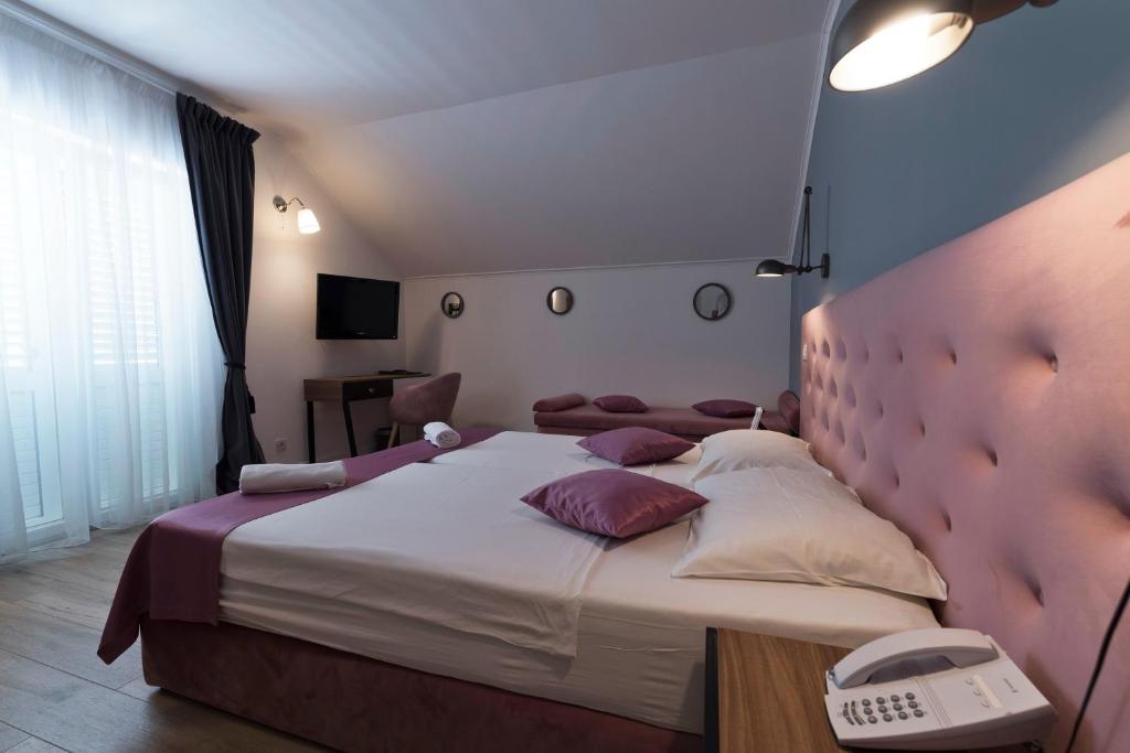Postel nebo postele na pokoji v ubytování Hotel Perla