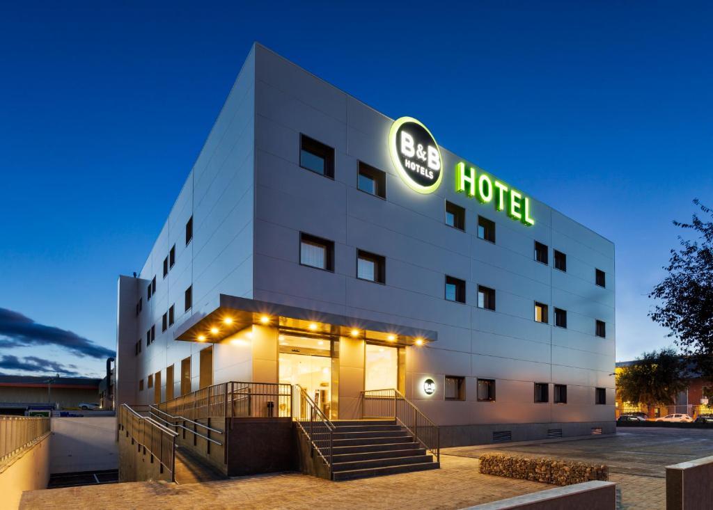 un hotel con un cartel en el lateral de un edificio en B&B HOTEL Madrid Alcorcón, en Alcorcón