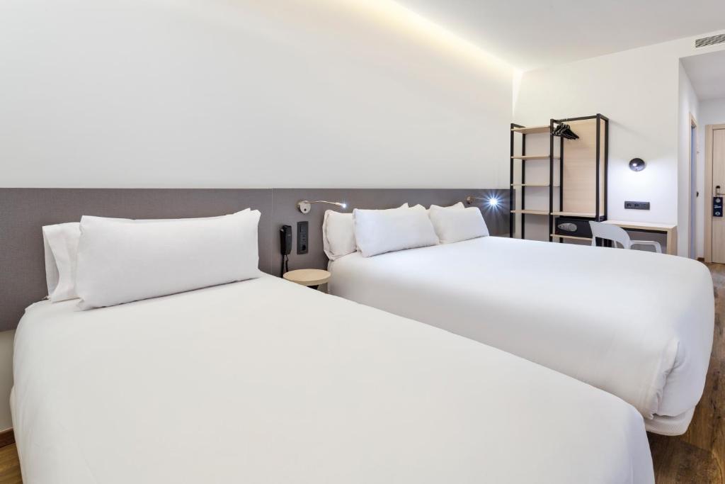 Cama o camas de una habitación en B&B HOTEL Madrid Alcorcón