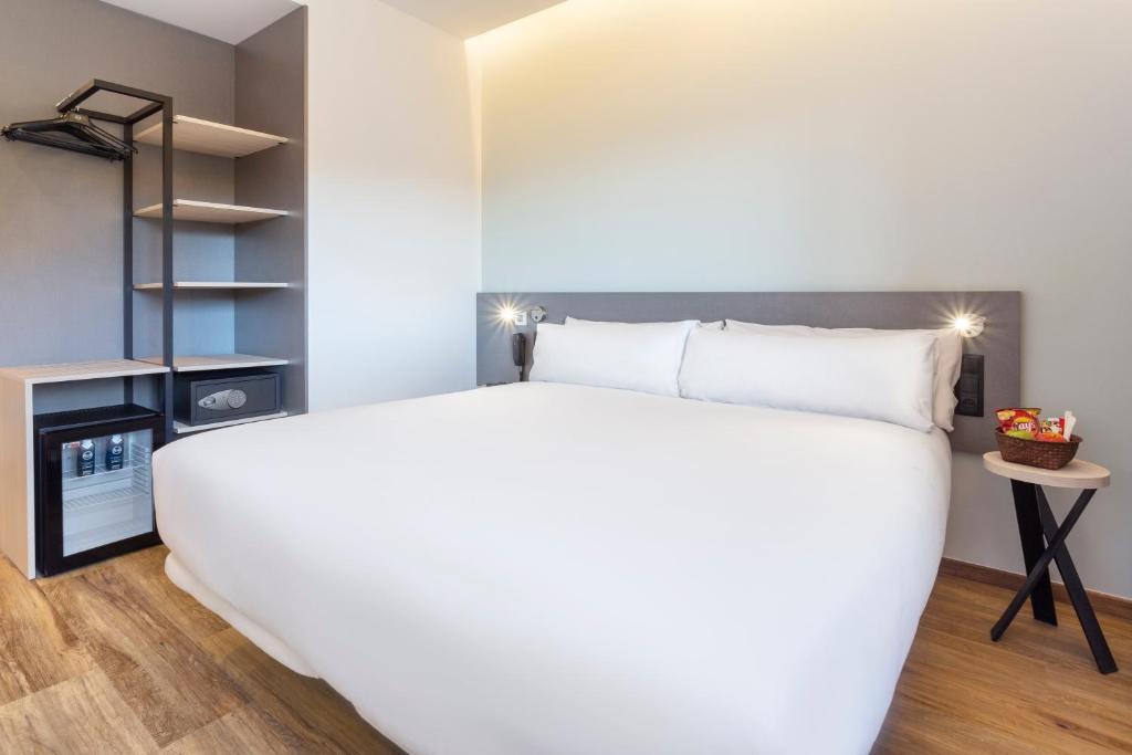 Cama o camas de una habitación en B&B HOTEL Madrid Alcorcón