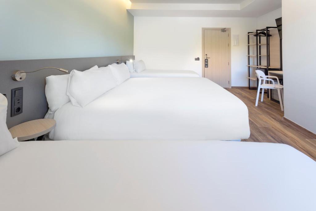 Cama o camas de una habitación en B&B HOTEL Madrid Alcorcón