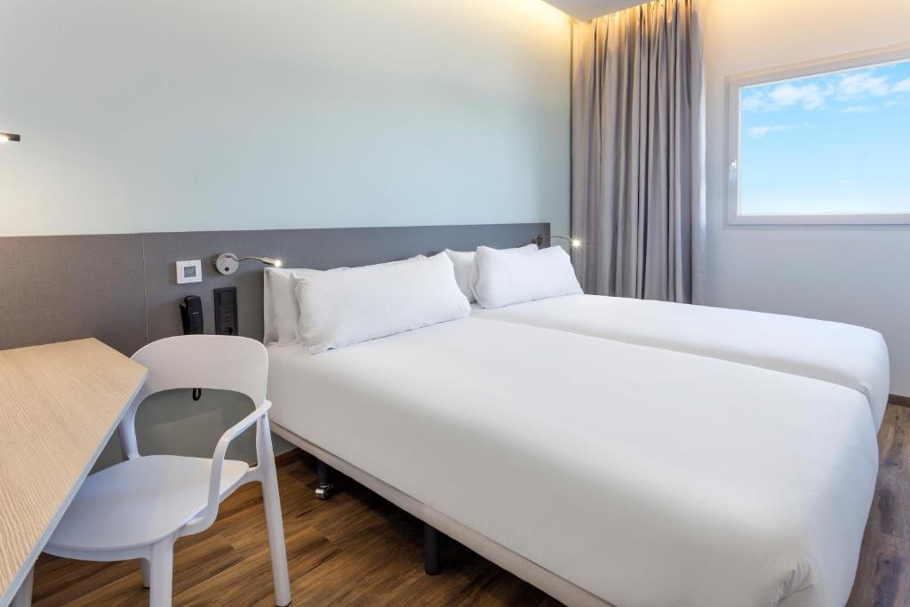 Cama o camas de una habitación en B&B HOTEL Madrid Alcorcón