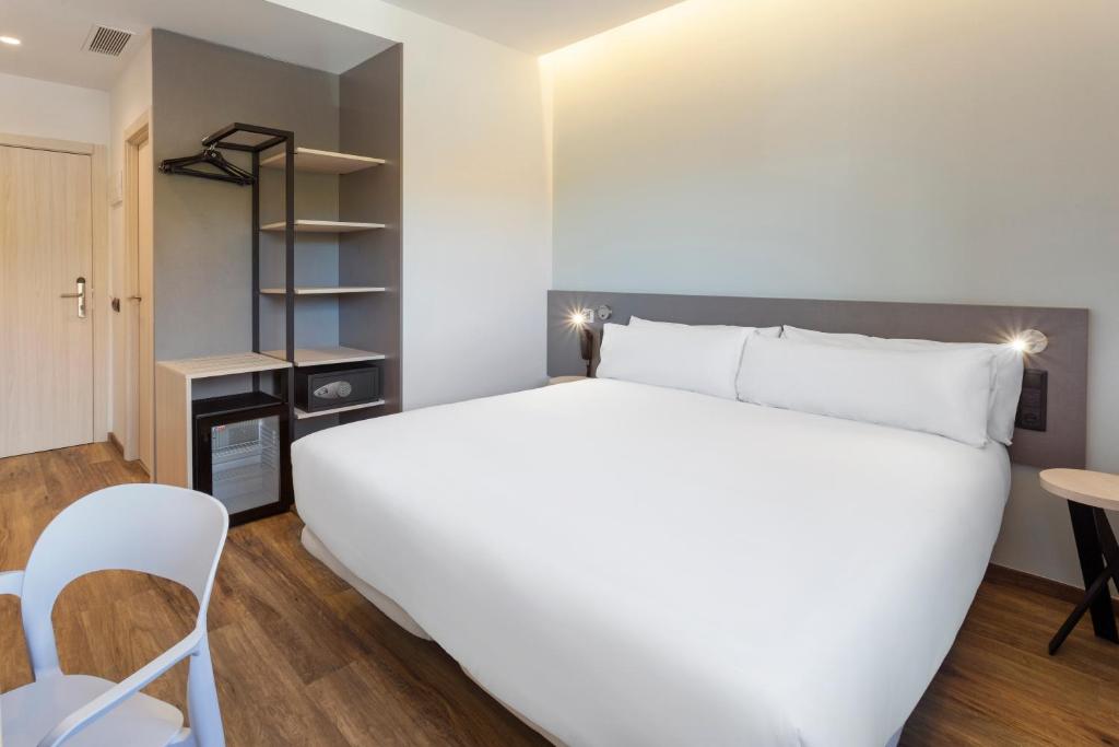 Cama o camas de una habitación en B&B HOTEL Madrid Alcorcón