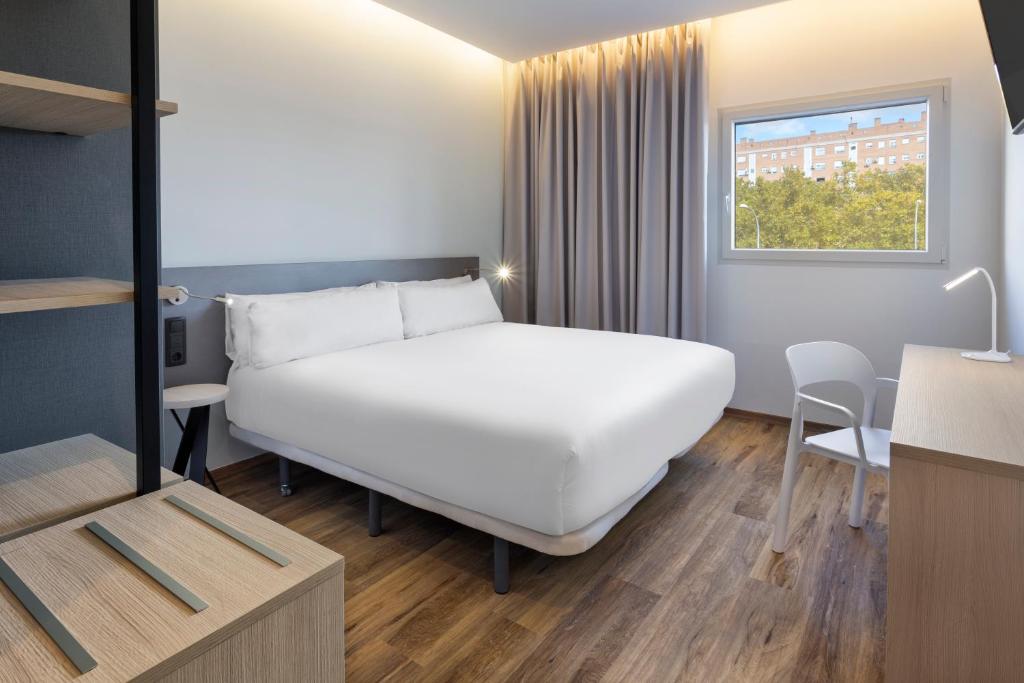 una habitación de hotel con una cama y una mesa en B&B HOTEL Madrid Alcorcón, en Alcorcón
