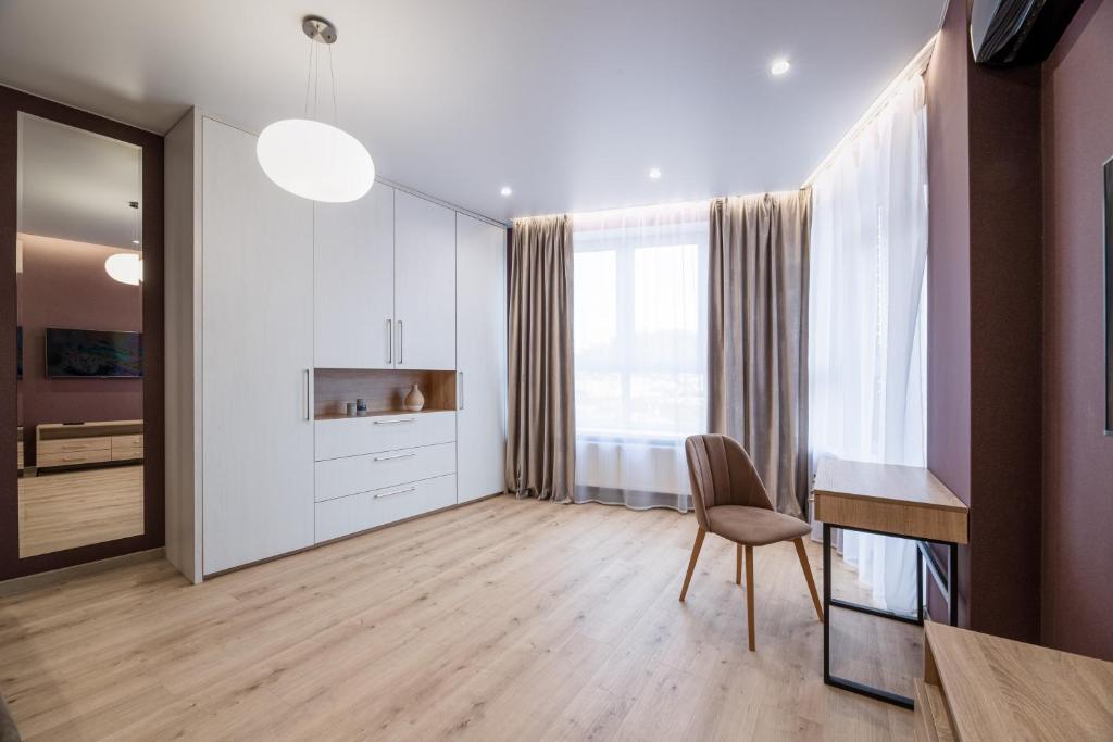 - une cuisine avec un bureau et une chaise dans la chambre dans l'établissement Stare Misto Premium Apartment, à Lviv