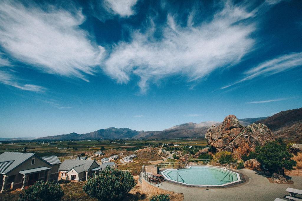 uma vista aérea de uma casa e de uma piscina em ATKV Goudini Spa em Rawsonville