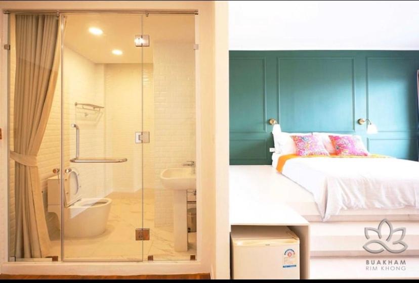 um quarto com uma cama e uma casa de banho com um chuveiro em Buakham Rim Khong บัวคำริมโขง em Triângulo Dourado