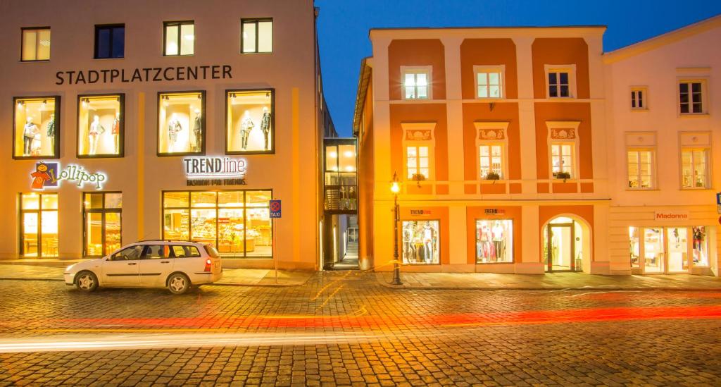 un coche aparcado delante de los edificios por la noche en Bayerwald Domizil, en Freyung