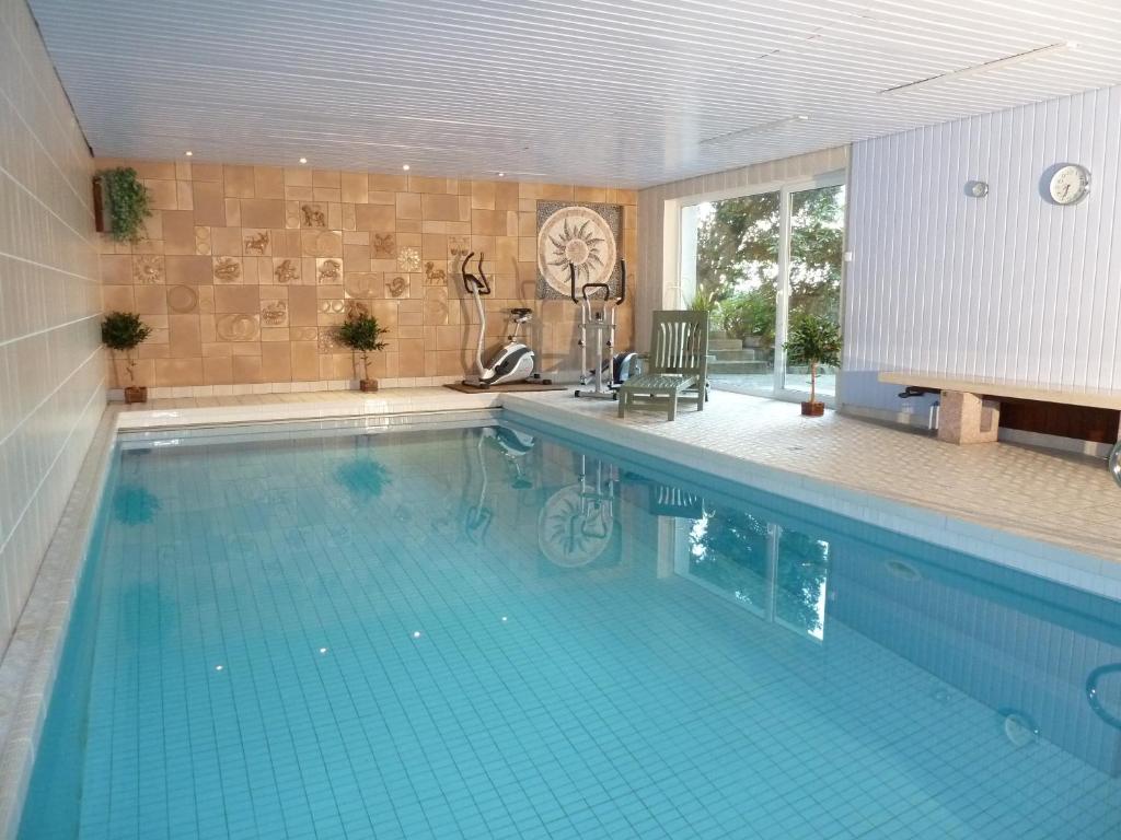 een groot zwembad in een huis bij Ferienwohnung Wiesenblick mit Terrasse im Landhaus Fischer in Sankt Andreasberg