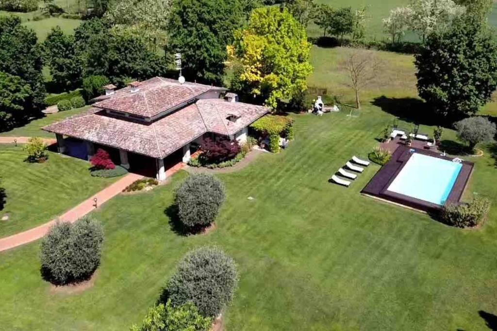 an aerial view of a house with a swimming pool at Villa Paradiso nel verde in Ponte San Marco
