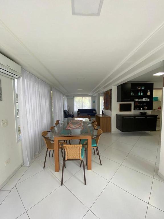  Casa Pé na Areia em Ubatuba - Alto Padrão a 30m da Praia