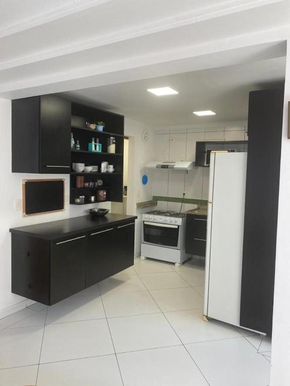  Casa Pé na Areia em Ubatuba - Alto Padrão a 30m da Praia