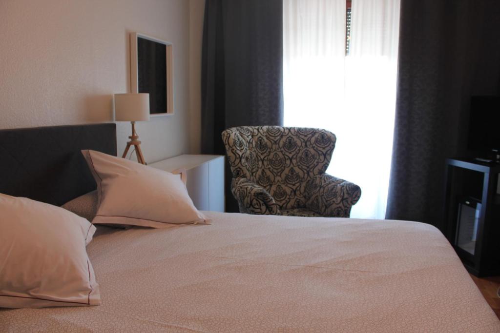 Una cama o camas en una habitación de Hotel Les Arcades