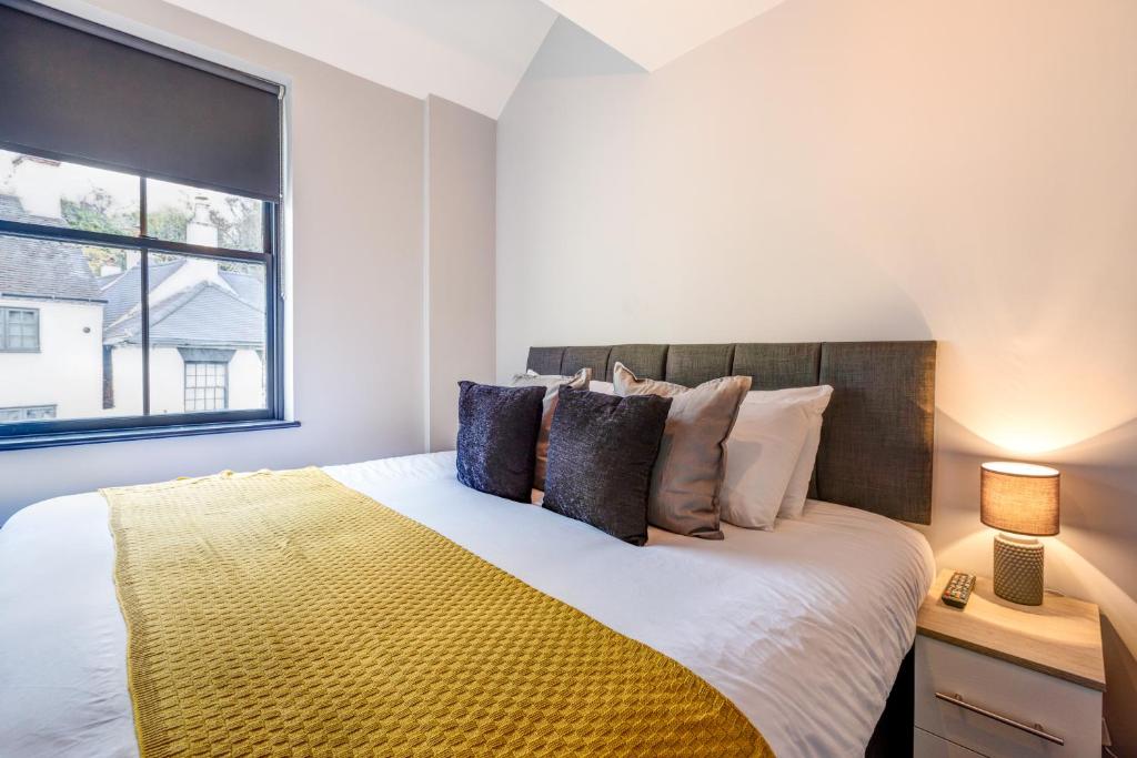 Un dormitorio con una cama grande y una ventana en Bondgate Hotel East Midlands Airport en Castle Donington