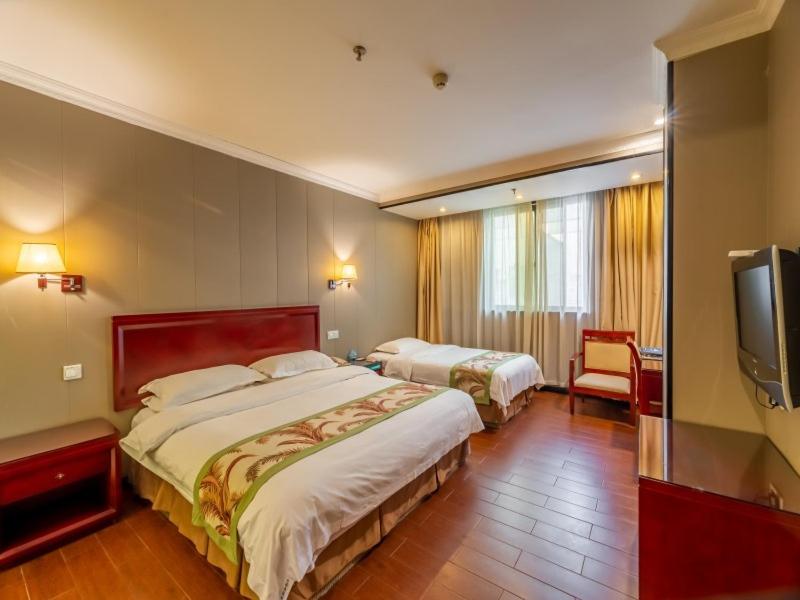 Giường trong phòng chung tại GreenTree Inn Jiangsu Suzhou Mudu Ancient Street Express Hotel