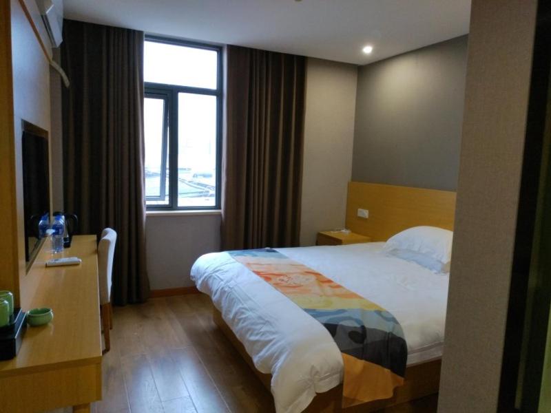 Postel nebo postele na pokoji v ubytování Shell Ningbo Yuyao Xinjian Road Hotel