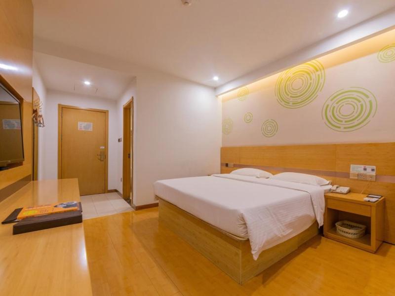 Postel nebo postele na pokoji v ubytování GreenTree Inn Xi'an Railway Station Express Hotel