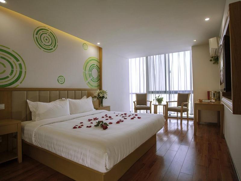 Un pat sau paturi într-o cameră la GreenTree Inn Jiangsu Taizhou Dongfeng Road Express Hotel