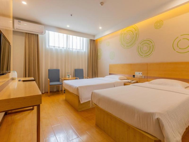 Postel nebo postele na pokoji v ubytování GreenTree Inn Xi'an Railway Station Express Hotel