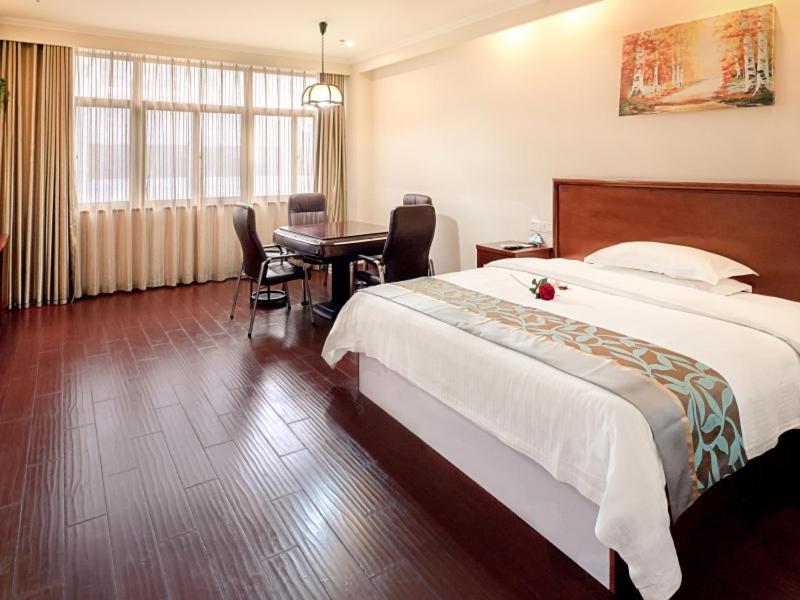 سرير أو أسرّة في غرفة في Greentree Inn Mozitan Road Yiwu Small Commodities Wholesale City