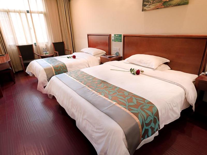 سرير أو أسرّة في غرفة في Greentree Inn Mozitan Road Yiwu Small Commodities Wholesale City