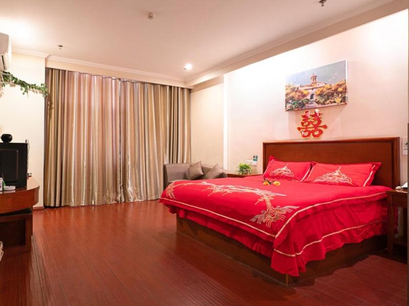 سرير أو أسرّة في غرفة في Greentree Inn Mozitan Road Yiwu Small Commodities Wholesale City