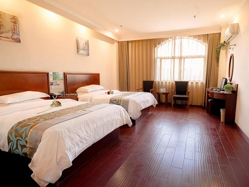 Greentree Inn Mozitan Road Yiwu Small Commodities Wholesale City في Lu'an: غرفة فندقية بسريرين ومكتب