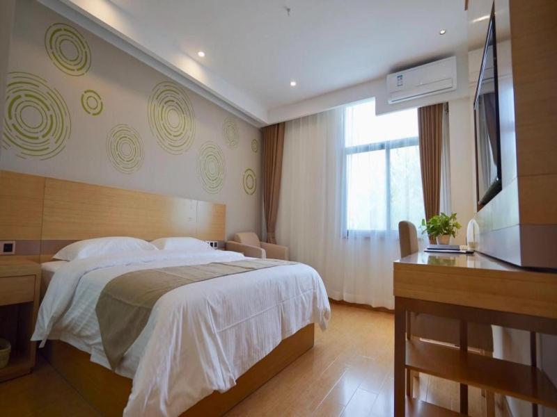 Postel nebo postele na pokoji v ubytování GreenTree Inn Liu'an Nanpingyuan Select Hotel