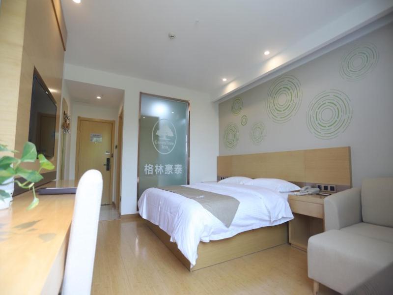 Postel nebo postele na pokoji v ubytování GreenTree Inn Liu'an Nanpingyuan Select Hotel