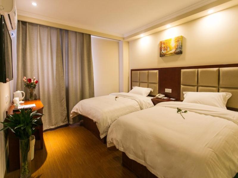 เตียงในห้องที่ GreenTree Inn JiangSu Guanqian Street Leqiao Metro Station Shell Hotel