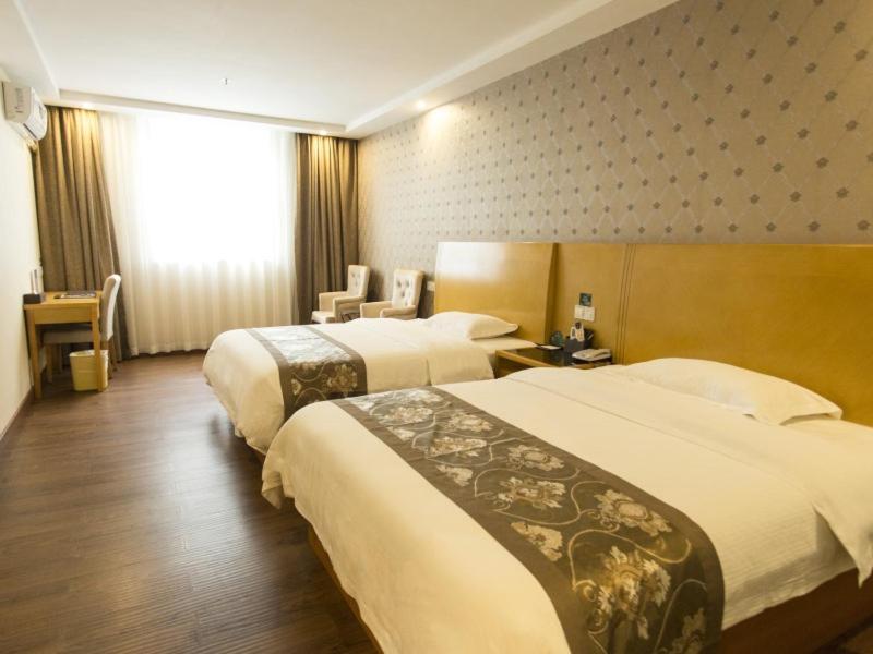 Postel nebo postele na pokoji v ubytování GreenTree Inn Zhuhai Mingzhu Station Express Hotel